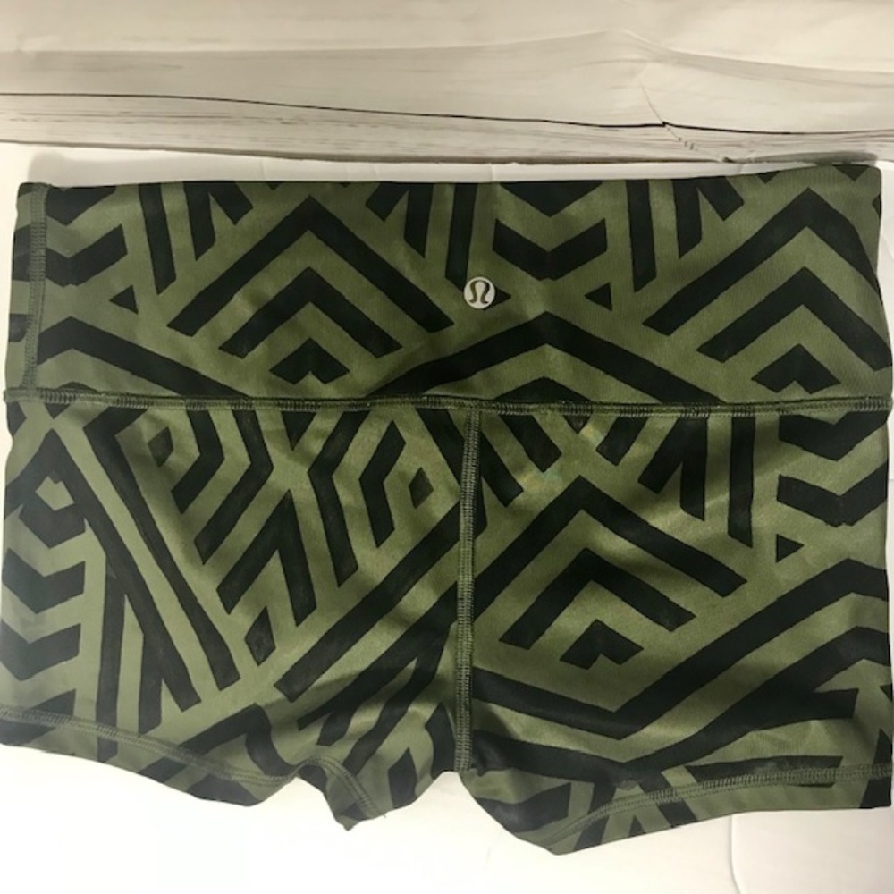 LULULEMON In Movement  Camo Short 2.5" size 6